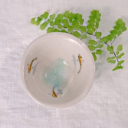 夏の陶器ぐい呑み-黄メダカの下絵付け 1枚目の画像