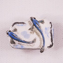 陶器の帯留め-青メダカの下絵付け 1枚目の画像