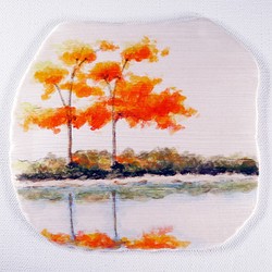 陶板画 “湖畔に映る紅葉”-下絵付けによる風景画 1枚目の画像