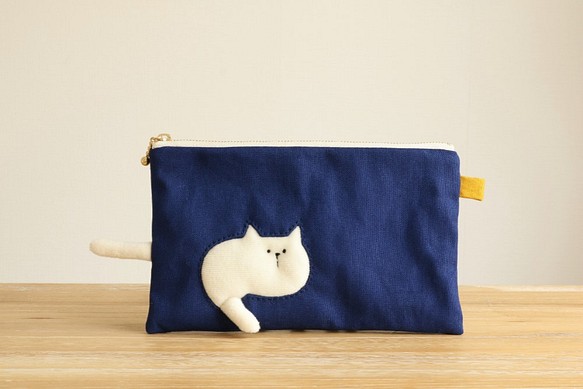 穿過袋子的定做貓咪扁平小袋（胖白貓海軍面具盒） 第1張的照片