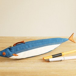 帶有秋刀魚的釦子的筆盒（風帆藍色系統） 第1張的照片