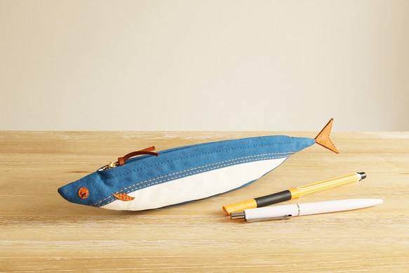帶有秋刀魚的釦子的筆盒（風帆藍色系統） 第1張的照片