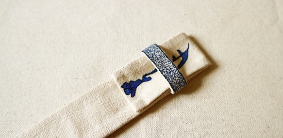 (畢業禮物預售中)圖騰胚布筷袋(可客製化文字)(藍色)(限量一件)(附送檜木筷一雙) 第1張的照片