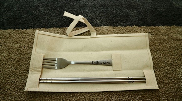 (畢業禮物預售中)全手工客製化不銹鋼餐具組(可客製化文字)(餐具套+叉+筷) 第1張的照片