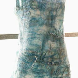 默默（MUM）羊毛氈手作服-湛藍海洋天空色系（*長版上衣/洋裝） 第1張的照片