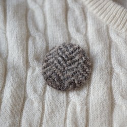 手紡ぎ・手織りのブローチ（ナチュラルグレイ） 1枚目の画像