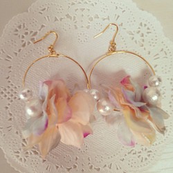 繡球花和珍珠圈耳環奶油米色 第1張的照片