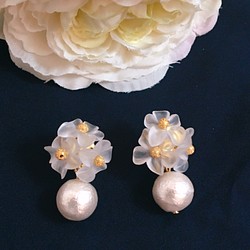 棉珍珠和白花花束耳環 第1張的照片