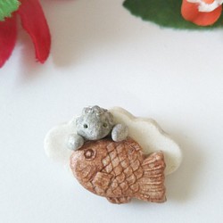 ハリネズミブローチ たい焼き和菓子 陶器風ブローチ　動物ブローチ（送料無料） 1枚目の画像