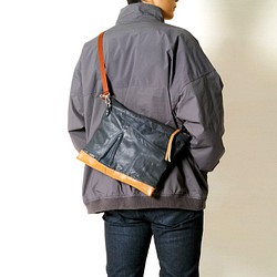 ライダー-手作りの革革の衣類の変形ジッパーハンドル/傾斜したサイドバック/タブレットバッグ 1枚目の画像