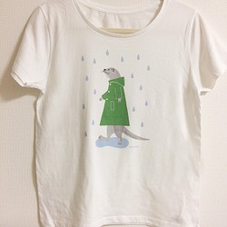雨の日も楽しく♪カワウソTシャツ 1枚目の画像