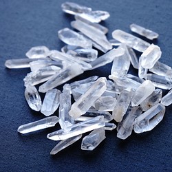 【100g】 ブラジル産 ミニ水晶ポイント 浄化 素材 水晶 （小） 1枚目の画像