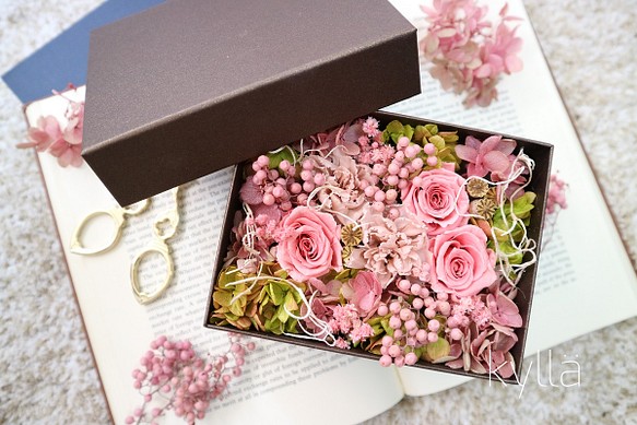 [arrangement]　 お花をキュッとつめたボックスアレンジメント 1枚目の画像