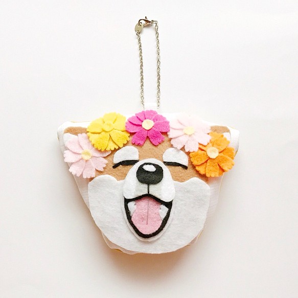 【スマイルわんこ】柴犬スマイルバッグチャーム（コスモス花冠）犬・ペット・フェルト 1枚目の画像