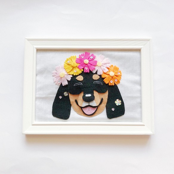 【スマイルわんこ】ダックススマイルフェルトパネル（コスモス花冠）犬・フォトフレーム・刺繍 1枚目の画像