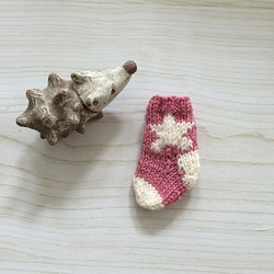 ちっちゃな靴下のブローチ（ピンク白星） 1枚目の画像