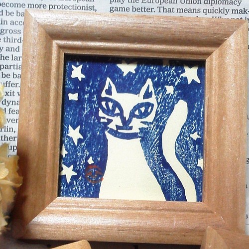 絵画。原画手描き【かわいい猫ちゃんが赤いリンゴを持ち上げている