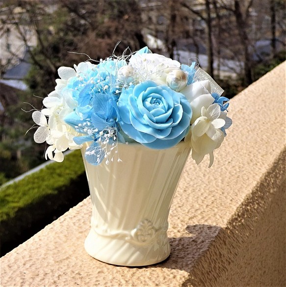 石鹸彫刻　ブルー＆ホワイトの薔薇 1枚目の画像
