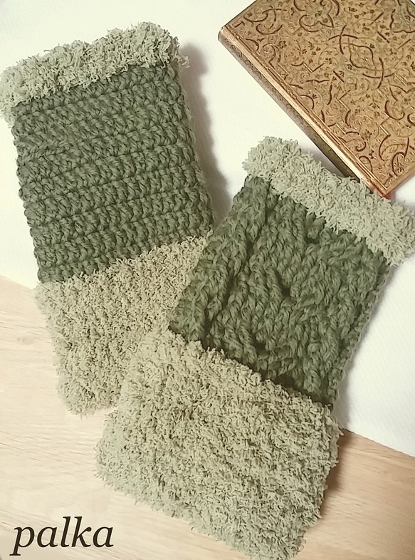 鮮やか森の緑と新緑　プードルファーつき　模様編みハンドウォーマー 1枚目の画像