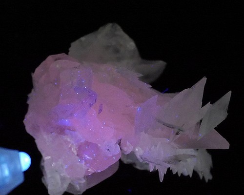 極希少 カルサイト夾心 結晶原石 母岩付き ピンクの色 蛍光鉱物 貴重！-