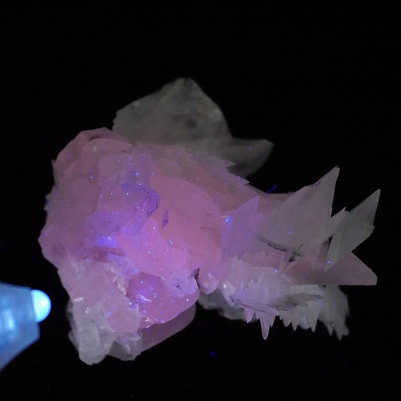 天然石ポーカーチップホワイトカルサイト(湖南省産)約60mmピンク蛍光