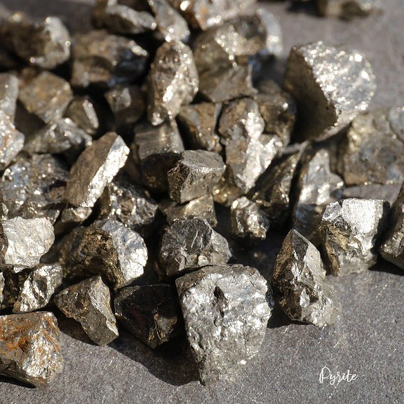 天然石 約20g分詰合せパイライト(ペルー産)原石さざれ石 約5～15mm前後 穴なし黄鉄鉱[sa-201024-01] 1枚目の画像