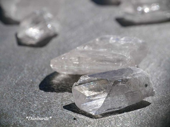 ラスト1セット♪天然石ダンビュライト(メキシコ産)結晶原石 2個セット合計約8～10g[danb-180305-01] 1枚目の画像