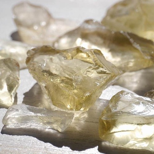 天然石レモンクォーツ(ブラジル産/硫黄水晶)ラフロック原石さざれ 約50 