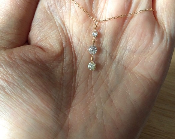 SALE!!ぷらぷら揺れる天然マルチカラーダイヤの3粒ネックレス 0.566ct  K18 1枚目の画像