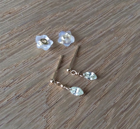 ほんのりレモン色のマーキスダイヤのヌーディなピアス 0.23ct K18