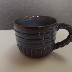 しのぎに青色の釉が溜まり、味わい深い落ち着きのあるコーヒーカップです。 1枚目の画像