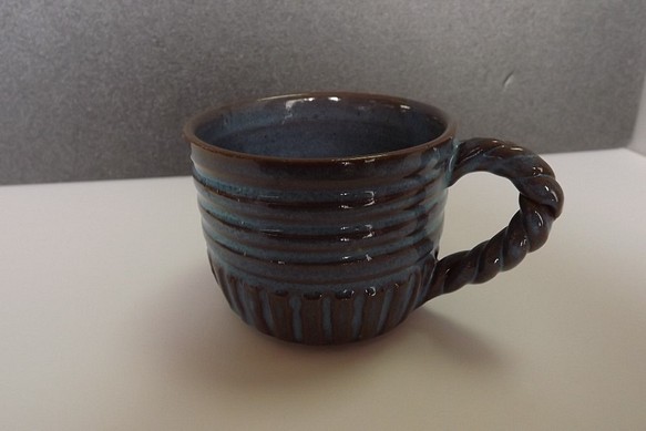 しのぎに青色の釉が溜まり、味わい深い落ち着きのあるコーヒーカップです。 1枚目の画像