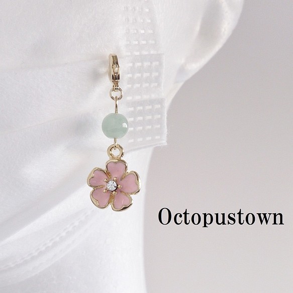 ❀日本の国花❀ 桜と翡翠のマスクチャーム（ライトゴールド） 1枚目の画像
