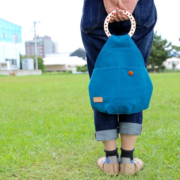 ポップな持ち手の手提げ鞄    オレンジの水玉とブルーグリーン 1枚目の画像