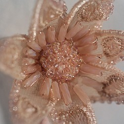 Puの羅DIYA  - ロマンチックなピンクのブローチ 1枚目の画像