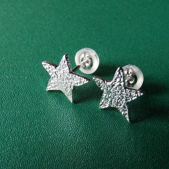 純銀製・粗い梨地模様の星のピアス 1枚目の画像