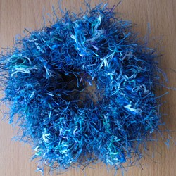 変わり糸のシュシュ（ブルー） 1枚目の画像