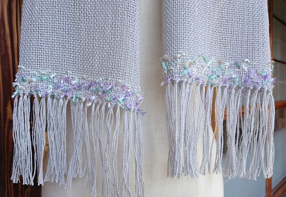 手織り・うすグレーのシルクコットンと変わり糸のストール 1枚目の画像