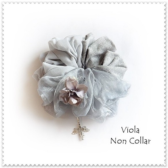 Viola 無彩色Ⅱ／シュシュ・花とオーガンジー・シルバー グレー／透明感 クール 大人かわいい 上品 ゴシック；十字架 1枚目の画像