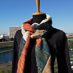 手織りの布でパッチワーク風マフラー（緑、レンガ、ベージュ） 1枚目の画像