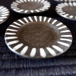 1/3ミニチュア食器　黒釉リム平皿　7cm　シルバーライン　ドール用 1枚目の画像