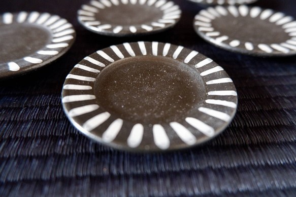 1/3ミニチュア食器　黒釉リム平皿　7cm　シルバーライン　ドール用 1枚目の画像
