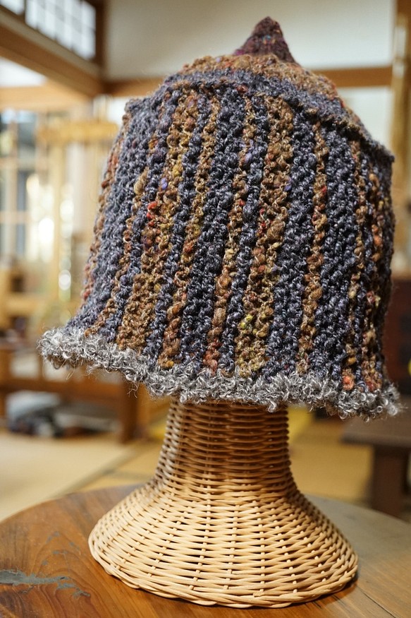 手紡ぎ糸・手編みの帽子/ちょっと楽し気で遊び心のある大人風とんがり帽子