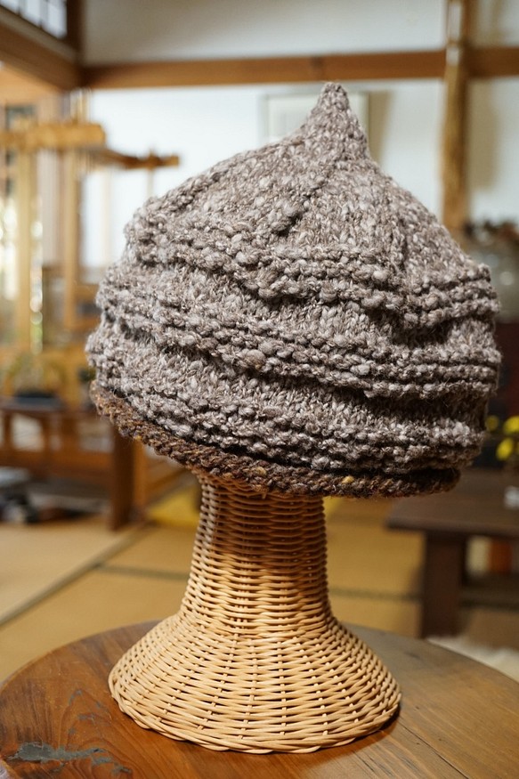 手紡ぎ糸・手編みの帽子/ちょっと楽し気で遊び心のある大人風とんがり帽子