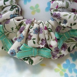 手縫い☆シュシュ☆リボン3個付☆大人薄紫小花柄☆Φ12㎝☆ 1枚目の画像