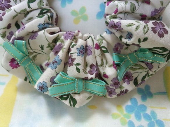 手縫い☆シュシュ☆リボン3個付☆大人薄紫小花柄☆Φ12㎝☆ 1枚目の画像