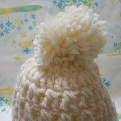 ☆手縫い屋の編み編み帽子☆大小3つのボンボン付き☆52㎝☆バニラアイス色 1枚目の画像