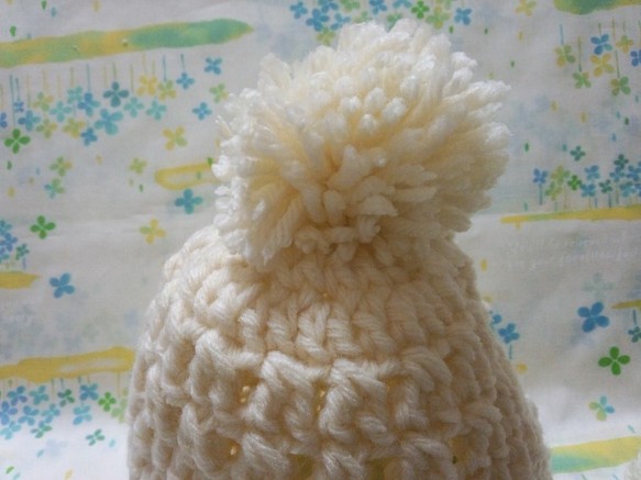 ☆手縫い屋の編み編み帽子☆大小3つのボンボン付き☆52㎝☆バニラアイス色 1枚目の画像