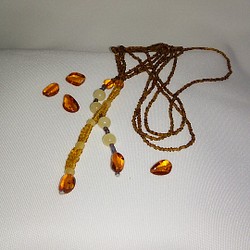超極小　琥珀色のアンティークベネチアンビーズ ネックレス  ３連  送料無料です 1枚目の画像