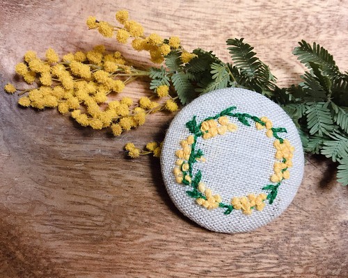 春◌ ͙❁˚hand made❁ミモザの刺繍くるみボタン b 45mm✴︎ヘアゴムに